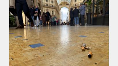 Bild: Christoph Sator/dpa
In der Viktor-Emanuel-II.-Galerie, der Einkaufspassage Galleria Vittorio Emanuele II, liegen Zigarettenkippen auf dem Boden.