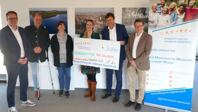 Bild: Max-Josef Riedel
Eine Spende über 3000 Euro erhielten das Hospiz und die Tafel in Schwandorf.