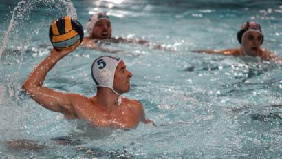 Bild: Christina Rathgeber
Thomas Kick vom SV Weiden am Ball. Mit gemischten Gefühlen reisen die Weidener Wasserballer nach dem Wochenende wieder aus Fulda ab.