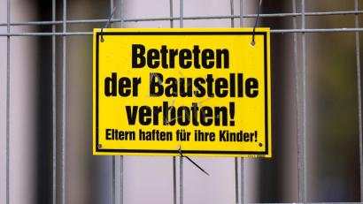 Bild: Monika Skolimowska/dpa
An Baustellen, Spielplätzen und Privatgrundstücken häufig zu lesen: „Eltern haften für ihre Kinder.“