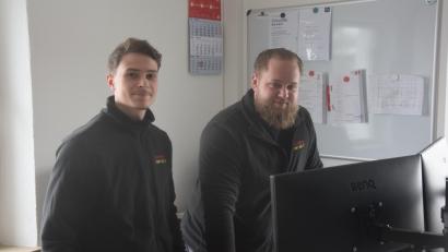 Bild: fz
Nico Paulus (links) ist 23 Jahre jung und schon Meister „Energie und Gebäudetechnik“. Michael Meier (rechts) legte im Vorjahr die Meisterprüfung ab. Beide sind Beispiele, wie man sich bei Elektro ONE beruflich entwickeln kann.