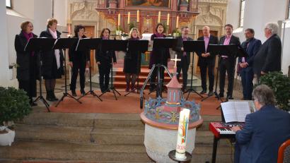 Bild: jr
Beeindruckend war das elfköpfige Ensemble „ChorDiSono“, das am Sonntagnachmittag ein vielbeachtetes Benefizkonzert in der nahezu vollbesetzten evangelischen Kirche in Plößberg gab. Der Chor sang unter der Leitung von Alexander Meiler (rechts), am Piano saß Wolfgang Dirscherl.