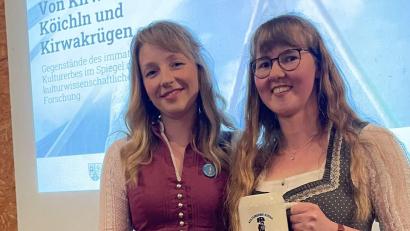 Bild: upl
Michaela Stauber (rechts) schreibt an ihrer Doktorarbeit zum Thema Kirwa. Regina Wolfohr vom Landratsamt Amberg-Sulzbach gratulierte ihr dazu.