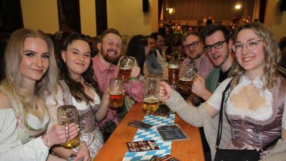 Bild: kro
Jede Menge fesche Dirndln gab es beim Starkbierfest zu sehen, wie hier bei diesen Gästen aus Waldsassen und Waldershof.