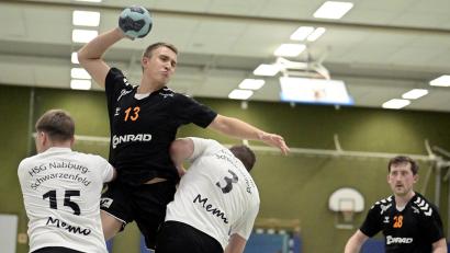 Archivbild: Hubert Ziegler
Kapitän Paul Rössle von der HG Amberg (am Ball, Szene aus einem früheren Spiel) wird den Amberger Handballern in der kommenden Saison nicht mehr zur Verfügung stehen.
