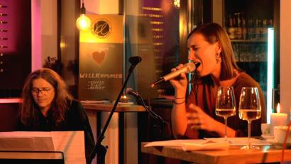 Archivbild: Mercedes Mayerl
Gastgeberin Diana Laden und Pianist Toby Mayerl gehören zum Line-up bei „Coffee: Music: Repeat".