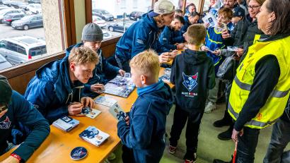 Bild: Elke Englmaier
Während in der Fankurve die Trikots versteigert wurden, schrieben die Devils-Profis stundenlang Autogramme für die Fans. Im Bild kümmert sich Elias Pul um die Wünsche eines jungen Devils-Anhängers.