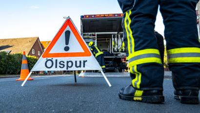 Symbolbild: David Inderlied/dpa
Mit einer Ölspur hatten es Feuerwehr und Polizei am Sonntagmorgen in Rosenberg zu tun.