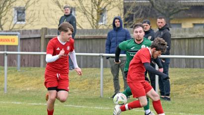 Bild: Gebert
Der SV Mitterteich II und die SpVgg Wiesau trennten sich am Samstag torlos. In dieser Szene hat es Florian Trottmann mit den beiden Gästespielern Raphael Schmidt (links) und Timo Höfer zu tun.