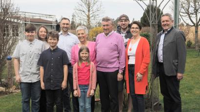 Bild: kek
Klaus Küffner (Vierter von rechts) an seinem 80. Geburtstag mit Ehefrau Hildegard (links neben ihm), der Familie und Bürgermeister Joachim Neuß (rechts).