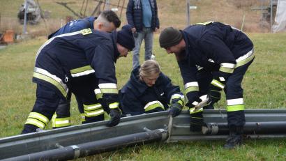 Bild: dob
Über 100 Feuerwehrkräfte waren am Samstag in die Ölwehr-Vollübung eingebunden und bauten entlang der Pfreimd Ölsperren auf. Im Ernstfall ist Schnelligkeit und Präzision gefragt.