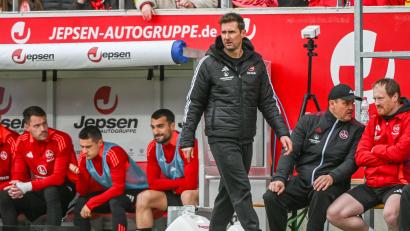 Bild: Armin Weigel/dpa
Nürnbergs Trainer Miroslav Klose konnte kaum glauben, was er in der zweiten Hälfte von seinem Team in Regensburg sah.