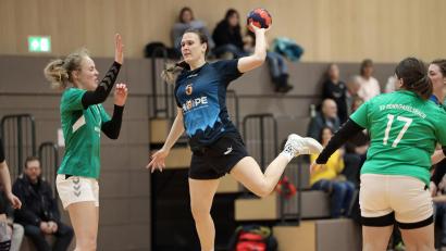 Archivbild: Dieter Jäschke
Tamara Hauer (am Ball, Szene aus einem früheren Spiel) und die Handballerinnen des HSG Weiden haben sich durch den Sieg gegen Altdorf den vorzeitigen Klassenerhalt gesichert.