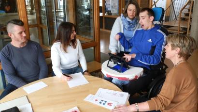 Bild: Friedrich Wölfl
Team-Gespräch zu Unterstützungsmöglichkeiten: (von links) Schulbegleiter Tobias Geyer, Koordinatorin Anja Heinrich, Schulbegleiterin Nicole Balderweg-Bauer, Schüler Louis Baumann und seine Klassenleiterin Stefanie Hetz