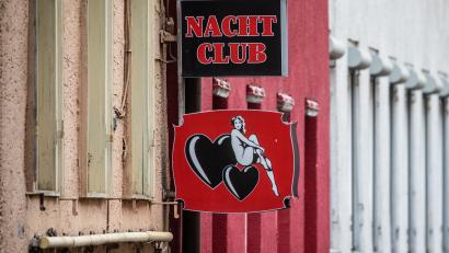 Symbolbild: Christoph Schmidt/dpa
"Nachtclub" steht auf dem Schild eines Gebäudes in einem Rotlichtviertel. In der Weidener Peuerlstraße scheiterte ein Bordellbetrieb in diesem Frühjahr am Nein des Hauseigentümers.