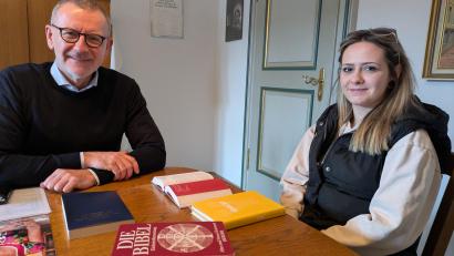 Bild: pz
Samantha Meder, im Bild zusammen mit Pfarrer Dr. Thomas Vogl in der Besprechungsecke im Pfarrhaus, bereitet sich auf die Aufnahme in die katholische Kirche vor. In der Osternachtfeier am 19. April in der Basilika ist es dann so weit.