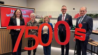 Bild: Kathrin Schmidt
Über die Spende freuen sich Brigitta Schöner und Annika Wawersig (Mitte) vom Förderverein Familiengesundheit Oberpfalz, Vorstandmitglied Sonja Kalb, Vorstandsvorsitzender Thomas Pickel und Stiftungsexperte Edgar Rauch (von links).