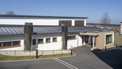 Bild: lum
Die neue Schwimmhalle belastet den städtischen Haushalt. Bürgermeister Reger verteidigte sie als strategische Maßnahme für den Schulstandort Erbendorf.