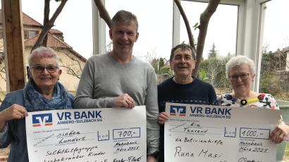 Bild: mma
Monika Kugler-Fleischmann, Marco Kind, Hans Bauer und Marianne Moosburger (von links) machen die Spenden offensichtlich Freude.