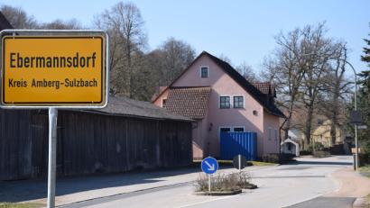 Bild: bö
Das zu Beginn der 1980er-Jahre gebaute Feuerwehrhaus liegt im Gefährdungsbereich eines Jahrhunderthochwassers und ist zu klein geworden, so dass ein Neubau erforderlich ist. Einer der beiden anvisierten Standorte dafür ist ebenfalls von der Hochwasserlinie betroffen.