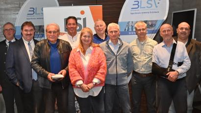 Bild: gf
Geehrte und ihre Laudatoren beim BLSV-Ehrenabend (von links): Franz Mädler, Albert Kellner, Klaus Högl, Markus Spörer, Susi Druckseis-Luschner, Günter Dobmeier, Peter Deml, Wolfgang Rösch, Reinhard Weber und Thomas Gebele.