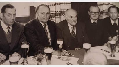 Bild: Archiv Werner Schulz
Diese historische Aufnahme zeigt (von rechts) den Lintacher Pfarrer Felix Meier, der Weiher betreut hatte, Dekan und Stadtpfarrer Edwin Völkl aus Hirschau, Kirchenpfleger Jakob Birner, Bürgermeister Willi Bösl und den Hirschauer Kirchenpfleger Hans Bösl bei der Pfarrversammlung im Gasthaus Schadl anlässlich der Übergabe der Filiale Weiher von der Pfarrei Pursruck an die Pfarrei Hirschau.
