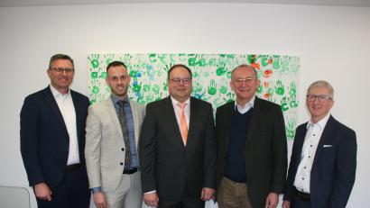 Bild: wfw
Die Raiffeisenbank Hirschau hat mit Marco Meier (Zweiter von links) und Robert Roggenhofer (Mitte) zwei neue Prokuristen. Zur Ernennung gratulierten ihnen die Bankvorstände Michael Hirmer (links) und Klaus Wild (rechts) sowie Aufsichtsratsvorsitzender Dr. Martin Nagler (Zweiter von rechts).