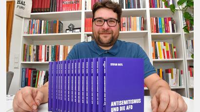 Bild: Petra Hartl
Stefan Dietl aus Sulzbach-Rosenberg mit seinem neuen Buch "Antisemitismus und die AfD".