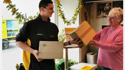 Bild: Portner
Nach der Schließung der Postfiliale Schönsee kommt auf den DHL-Paketshop in der Bäckerei Bösl in Weiding (Inhaberin: Manuela Bauriedl) mehr Arbeit zu. Angelika Bösl nimmt Pakete an und verkauft auch Briefmarken.
