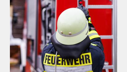 Symbolbild: Philipp von Ditfurth/dpa
Ein Feuerwehrmann holt während einer Einsatzübung eine Leiter vom Dach.