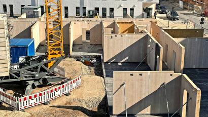 Bild: Matthias Bäumler/fph
Handwerker haben in den vergangenen Tagen wie mit einem Baukasten die einzelnen Büros aufgebaut, von innen nach außen.