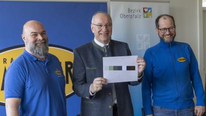 Bild: Uwe Moosburger
Franz Löffler (Mitte) Bezirkstagspräsident und Landrat von Cham mit Markus Pleyer (rechts) und Jens Stenglein bei der Präsentation zum Wort des Jahres.