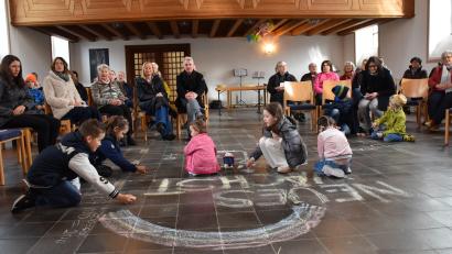 Bild: ubb
Während die Kinder den Fußboden bemalten, feierten die Erwachsenen Gottesdienst.