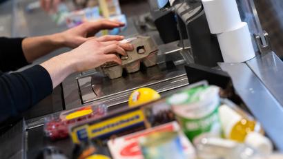Symbolbild: Sven Hoppe/dpa
Ein Kassierer scannt in einem Supermarkt an der Kasse die Produkte.