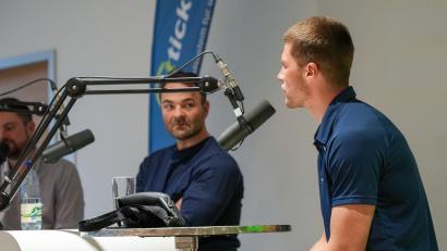 Bild: Marco Meier
Trainer Sebastian Buchwieser (Mitte) und Vizekapitän Maximilian Kolb (rechts) von den Blue Devils Weiden waren zu Gast bei der Live-Folge des Podcasts "Powerplay" im Verlagsgebäude von Oberpfalz-Medien.