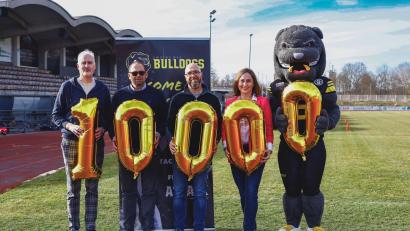 Bild: Philipp Ponader, Mad Bulldogs
10.000 Euro für die Arbeit der Mad Bulldogs. Im Bild von links: Rainer Fickenscher, Matthias Seliger, Michael Sandner, Ania Seliger und Maskottchen Mad Max.