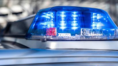 Symbolbild: David Inderlied/dpa
Die Polizei kontrolliert einen 14-Jährigen, der mit einem gestohlenen E-Scooter unterwegs ist.