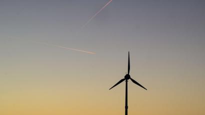 Symbolbild: Julian Stratenschulte/dpa
Noch immer ist unklar, ob der Windpark in Parkstein gebaut werden kann. Der Marktgemeinde fehlen noch immer entsprechende Genehmigungen.