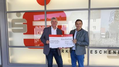Bild: Sparkasse Eschenbach
Filialdirektor Wolfgang Busch überreicht einen symbolischen Spendenscheck an den Eschenbacher Bürgermeister Marcus Gradl. Insgesamt werden 33.075 Euro gespendet.