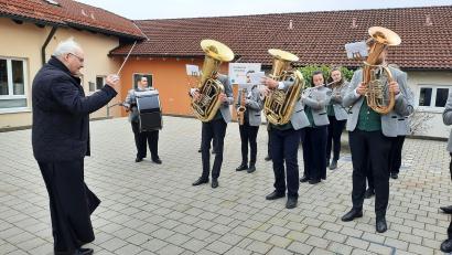 Bild: oe
Der Regensburger Bischof Rudolf Voderholzer dirigierte kurz vor Beginn des DJK-Diözesantags in Ammerthal die örtliche Blaskapelle.