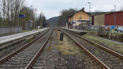 Bild: bnr
Die Vorplanung für die Elektrifizierung der Bahnstrecke zwischen Marktredwitz und Regensburg ist abgeschlossen. Der Bahnhof Pfreimd und der vorgelagerte Bahnübergang bleiben erhalten.