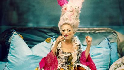 Bild: Franziska Strauss
Marie Antoinette (Anna Thalbach) wartet seit 15 Jahren auf ihre Hinrichtung. Wie das ausgeht, ist am 2. April im Amberger Stadttheater zu sehen.