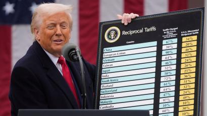 Bild: Mark Schiefelbein/AP/dpa
Trump kündigt drastische neue Zölle an.