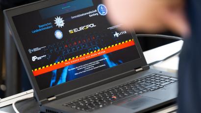 Symbolbild: Sven Hoppe/dpa
Während einer Pressekonferenz des Bayerischen Landeskriminalamts ist diese symbolische Darstellung der Darknet-Plattform "Kidflix" zu sehen. Die Plattform wurde nun von den Ermittlern vom Netz genommen.
