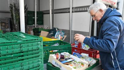 Bild: Petra Hartl
Jürgen Stauber lädt die von den Märkten gespendeten Waren in mitgebrachte Boxen um.