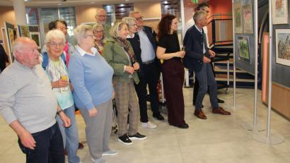 Bild: prh
Die Mitglieder der Malgruppe des Maria-Seltmann-Hauses zeigen ihre Werke in der Ausstellung "LebensMalwerke" in der Geschäftsstelle der Volksbank Raiffeisenbank in Vohenstrauß. Darüber freut sich auch Regionalmarktleiter Anton Zilbauer (Zweiter von rechts).