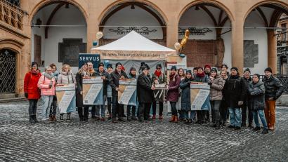 Bild: Michael Golinski
Die zweite Auflage der Broschüre „Soziale Beratungsstellen in Amberg und Amberg-Sulzbach“ ist erschienen. Vorgestellt wurde das Heft mit allen Beteiligten auf dem Marktplatz in Amberg.