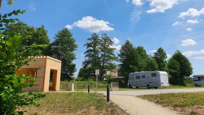 Bild: Stadt Tirschenreuth/Petra Römer
Der Wohnmobilstellplatz am Fischofpark Tirschenreuth erfreut sich immer größerer Beliebtheit. Im vergangenen Jahr machten auf dem 1300 Quadratmeter großen Areal hinter dem Amtsgericht fast 140 Fahrzeuge mehr Station als 2023.