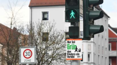 Bild: Gabi Schönberger
An der Ampel bei der Josefskirche hat die Polizei eine Hinweistafel montiert.