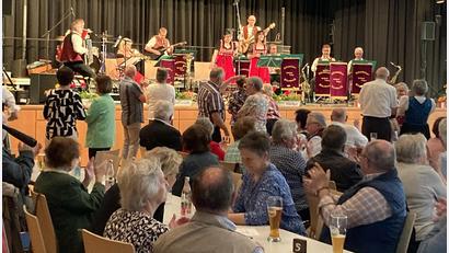 Archivbild: Gerhard Träger
Zu den beschwingten Liedern der Störnsteiner schwingen die Besucher des Tanz-Tees in der Stadthalle immer gern das Tanzbein.